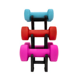 Haltères en plastique colorés empilés : bleu, rouge, rose, avec un support noir, parfaits pour l'entraînement à domicile ou en salle de sport