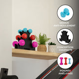 Haltères colorés en bleu, rouge, rose et violet sur un support en bois, avec une plante verte en arrière-plan et un design compact