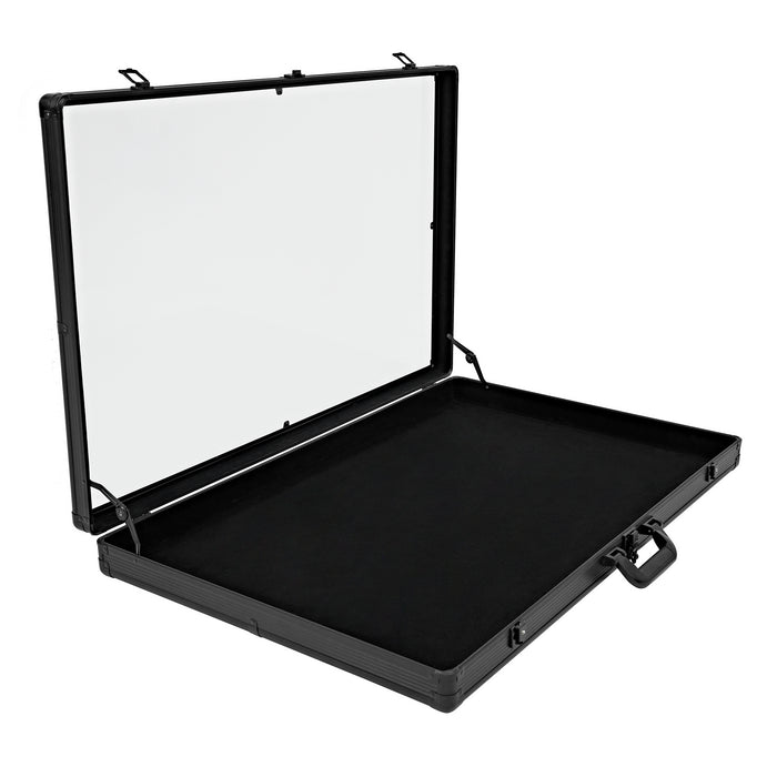 Malette noire en aluminium avec intérieur en velours noir, ouverte, offrant un espace de rangement élégant et sécurisé pour divers objets