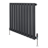 Radiateur plat à un panneau gris anthracite, design moderne avec des lignes épurées et vannes chromées, dimensions 600 x 700 mm