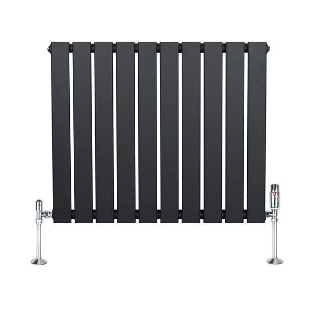 Radiateur plat à 1 panneau gris anthracite, 600 x 700 mm, avec vannes chromées et surface lisse, design moderne et épuré