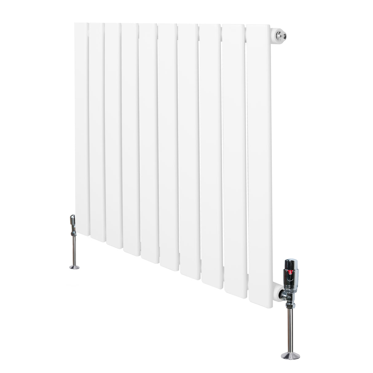 Radiateur plat blanc à un panneau, dimensions 600 x 700 mm, avec vannes élégantes et surface lisse, idéal pour un intérieur moderne