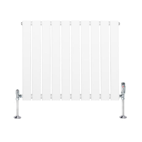 Radiateur plat à 1 panneau, dimensions 600 x 700 mm, finition blanche lisse avec vannes chromées brillantes et design moderne