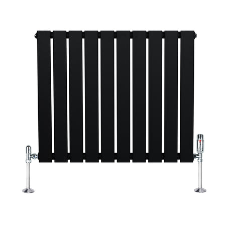 Radiateur plat noir à 1 panneau de 600 x 700 mm avec vannes chromées, design moderne et lignes épurées pour un intérieur élégant