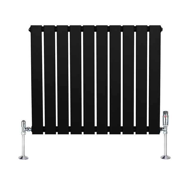 Radiateur plat noir à 1 panneau de 600 x 700 mm avec vannes chromées, design moderne et lignes épurées pour un intérieur élégant