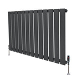 Radiateur plat à un panneau gris anthracite, design moderne avec des lattes verticales et vannes élégantes, dimensions 600 x 910 mm