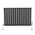 Radiateur plat à un panneau gris anthracite, avec des vannes chromées, design moderne et lignes épurées, dimensions 600 x 910 mm