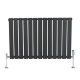 Radiateur plat à un panneau gris anthracite, avec des vannes chromées, design moderne et lignes épurées, dimensions 600 x 910 mm