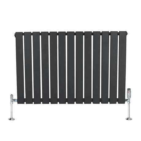 Radiateur plat à un panneau gris anthracite, avec des vannes chromées, design moderne et lignes épurées, dimensions 600 x 910 mm