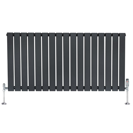 Radiateur plat à 1 panneau gris anthracite, 600 x 1190 mm, avec vannes chromées et surface lisse, design moderne et épuré