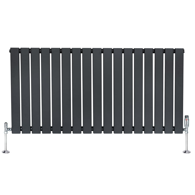 Radiateur plat à 1 panneau gris anthracite, 600 x 1190 mm, avec vannes chromées et surface lisse, design moderne et épuré