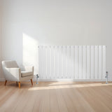 Radiateur plat blanc à 1 panneau de 600 x 1190 mm, installé sur un mur clair, avec un fauteuil moderne à côté sur un sol en bois clair