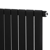 Radiateur plat noir à un panneau, dimensions 600 x 1190 mm, avec des vannes brillantes et une texture lisse et moderne
