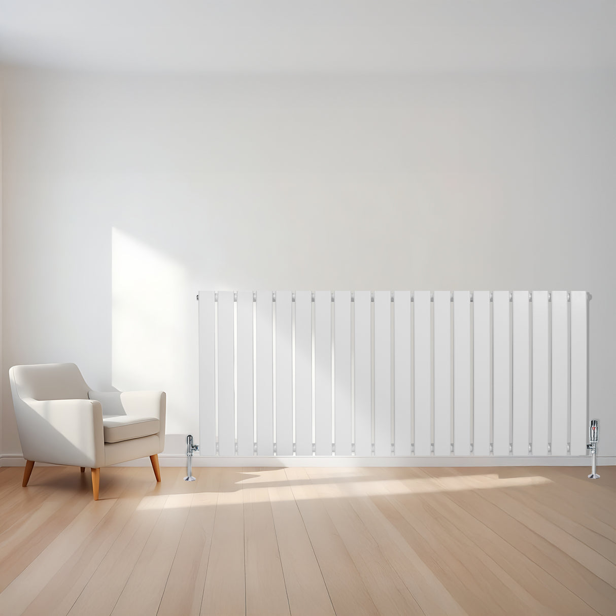 Radiateur plat à un panneau blanc de 600 x 1400 mm, installé sur un mur clair, avec un sol en bois et un fauteuil moderne à côté