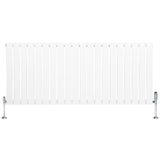 Radiateur plat à un panneau, dimensions 600 x 1400 mm, finition blanche lisse, avec vannes sur les côtés pour un chauffage efficace