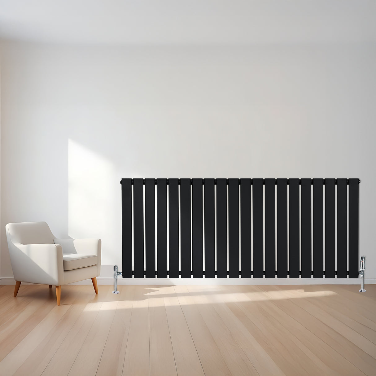 Radiateur plat noir à 1 panneau, 600 x 1400 mm, installé sur un mur clair, avec un sol en bois et un fauteuil moderne à côté