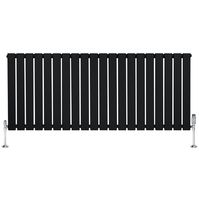 Radiateur plat noir à un panneau, dimensions 600 x 1400 mm, avec vannes élégantes et surface lisse, idéal pour un intérieur moderne