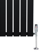 Radiateur plat noir à un panneau, dimensions 600 x 1400 mm, avec vanne chromée et finition lisse, design moderne et élégant