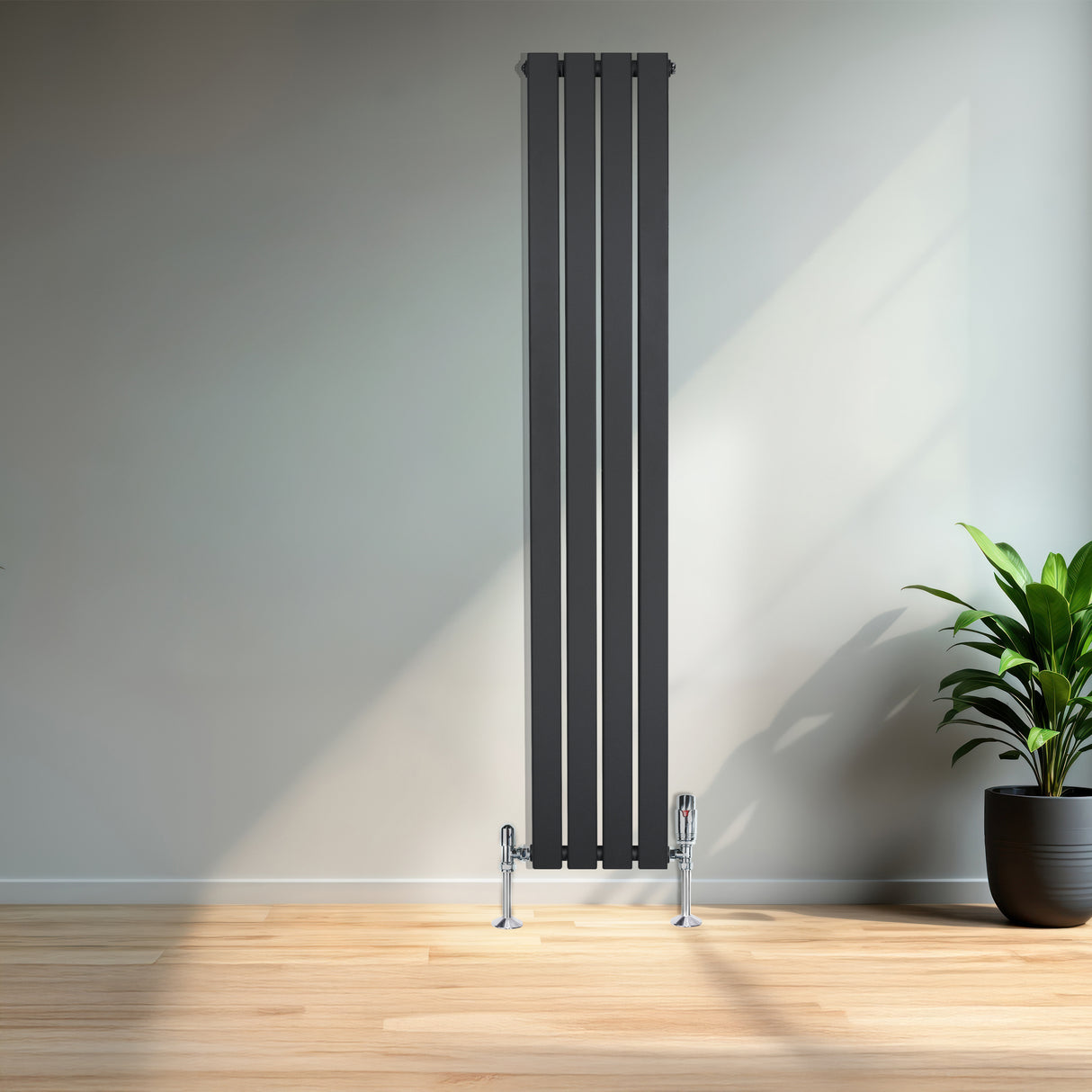 Radiateur plat à 1 panneau gris anthracite, design moderne avec finitions lisses, installé dans un intérieur lumineux avec plante verte