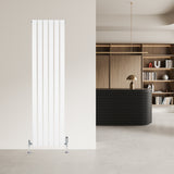 Radiateur plat blanc à 1 panneau, design moderne avec des vannes, installé dans un intérieur contemporain minimaliste