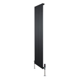 Radiateur plat noir à un panneau, dimensions 1600 x 420 mm, avec vannes élégantes et surface lisse, idéal pour un intérieur moderne