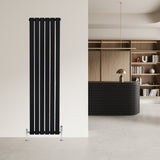 Radiateur plat noir à 1 panneau, design moderne avec des lignes verticales, installé sur un mur clair, vannes visibles en bas