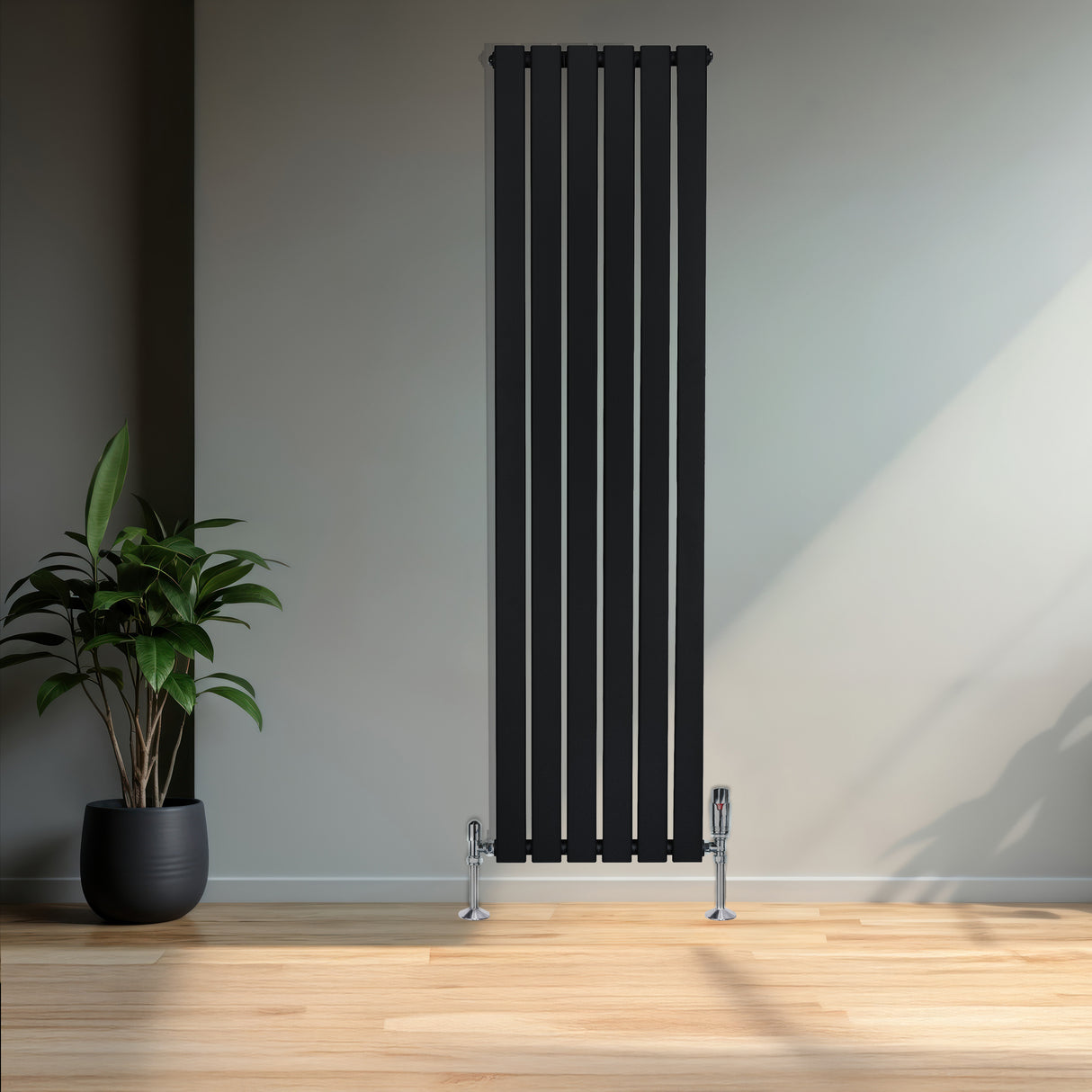 Radiateur plat noir à 1 panneau, dimensions 1600 x 420 mm, avec vannes chromées, installé dans un intérieur moderne avec plante verte