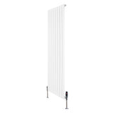 Radiateur plat à un panneau blanc, dimensions 1600 x 560 mm, avec vannes en métal, design moderne et lignes épurées