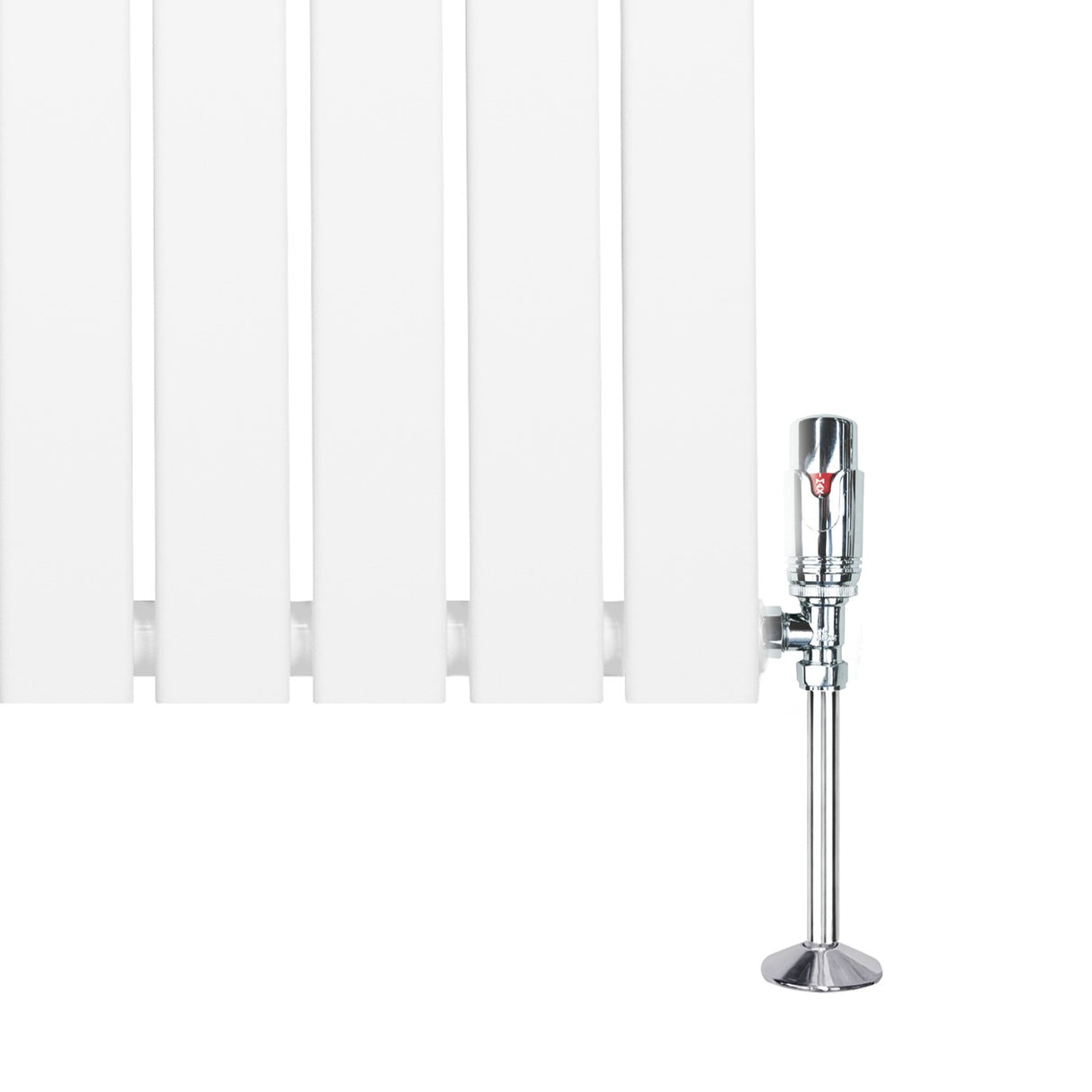 Radiateur plat blanc à un panneau avec vannes chromées, design moderne et lignes épurées, idéal pour un intérieur contemporain
