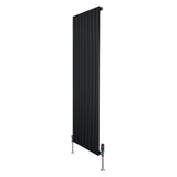 Radiateur plat noir à un panneau, dimensions 1600 x 560 mm, avec vannes élégantes et finition lisse, idéal pour un intérieur moderne