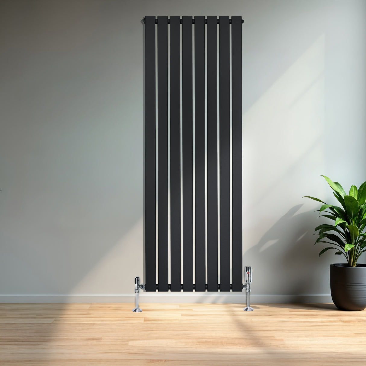 Radiateur plat noir à 1 panneau, 1600 x 560 mm, avec vannes, installé dans un intérieur moderne, éclairé par la lumière naturelle