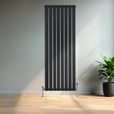 Radiateur plat noir à 1 panneau, 1600 x 560 mm, avec vannes, installé dans un intérieur moderne, éclairé par la lumière naturelle