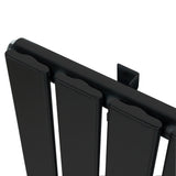 Radiateur plat noir à un panneau, dimensions 1600 x 560 mm, avec une finition lisse et moderne, idéal pour un intérieur contemporain