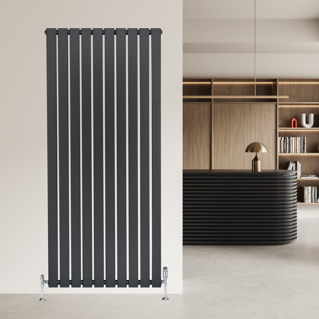 Radiateur plat à 1 panneau gris anthracite, design moderne avec des lignes verticales, installé sur un mur intérieur élégant