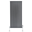Radiateur plat à un panneau gris anthracite, dimensions 1600 x 700 mm, avec vannes chromées et design moderne à lattes verticales