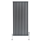 Radiateur plat à un panneau gris anthracite, dimensions 1600 x 700 mm, avec vannes chromées et design moderne à lattes verticales
