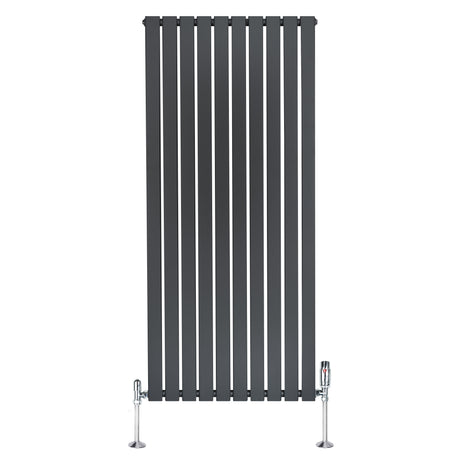 Radiateur plat à un panneau gris anthracite, dimensions 1600 x 700 mm, avec vannes chromées et design moderne à lattes verticales
