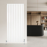 Radiateur plat blanc à un panneau, dimensions 1600 x 700 mm, avec vannes, installé dans un intérieur moderne et épuré
