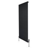 Radiateur plat noir à un panneau, dimensions 1600 x 700 mm, avec vannes élégantes et finition lisse, idéal pour un intérieur moderne