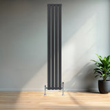 Radiateur plat à 1 panneau gris anthracite, design moderne avec trois lattes verticales, installé dans un intérieur lumineux et épuré