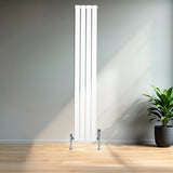 Radiateur plat blanc à un panneau, dimensions 1800 x 280 mm, avec vannes, installé dans un intérieur moderne et lumineux