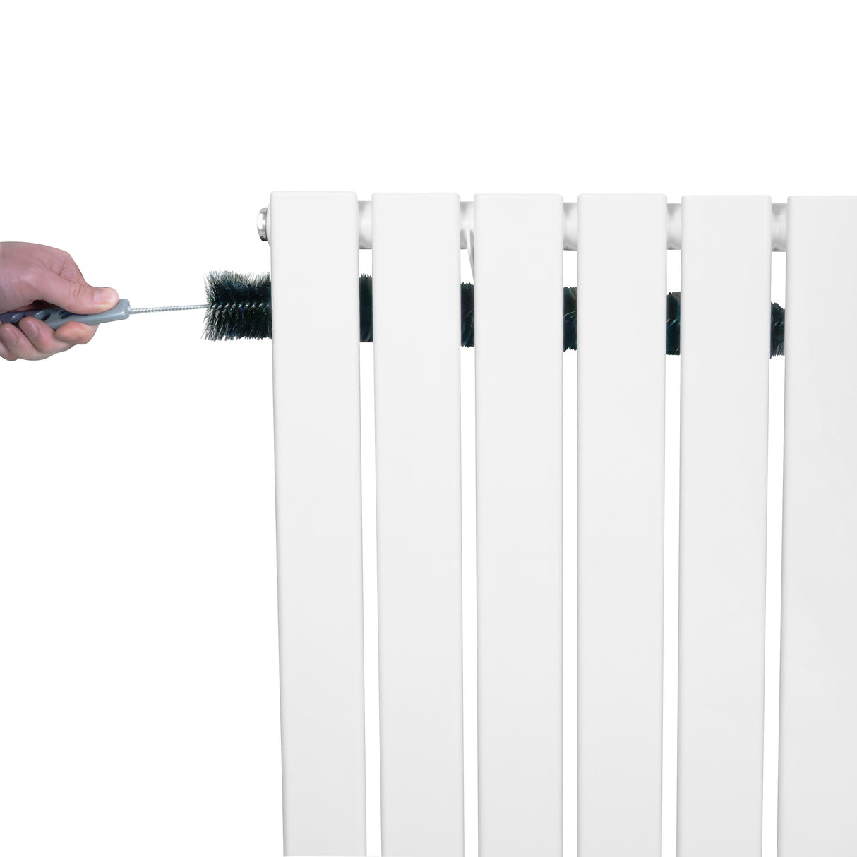 Radiateur plat blanc à un panneau, nettoyé avec une brosse, montrant ses lignes épurées et sa finition lisse et moderne