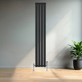 Radiateur plat noir à 1 panneau, dimensions 1800 x 280 mm, avec vannes, installé dans un intérieur moderne avec un sol en bois et une plante verte