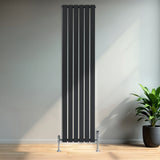 Radiateur plat gris anthracite à 1 panneau, dimensions 1800 x 420 mm, installé sur un mur avec une plante verte à côté