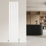 Radiateur plat blanc à 1 panneau, dimensions 1800 x 420 mm, avec vannes, installé dans un intérieur moderne et épuré