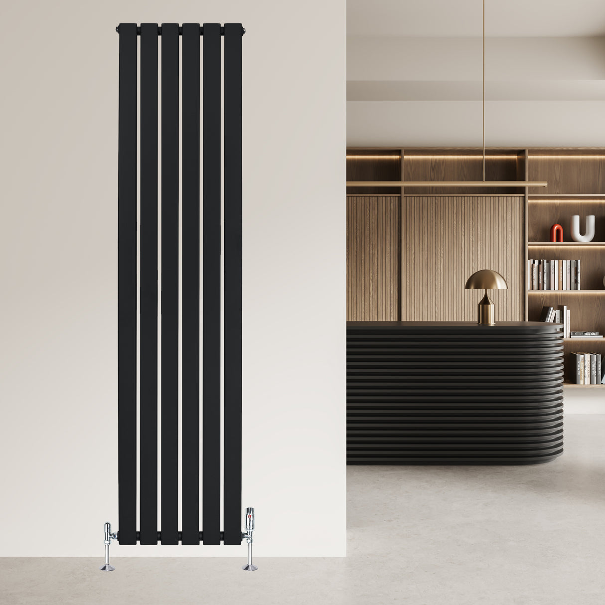Radiateur plat noir à 1 panneau, 1800 x 420 mm, avec une finition lisse et moderne, installé sur un mur clair dans un intérieur contemporain