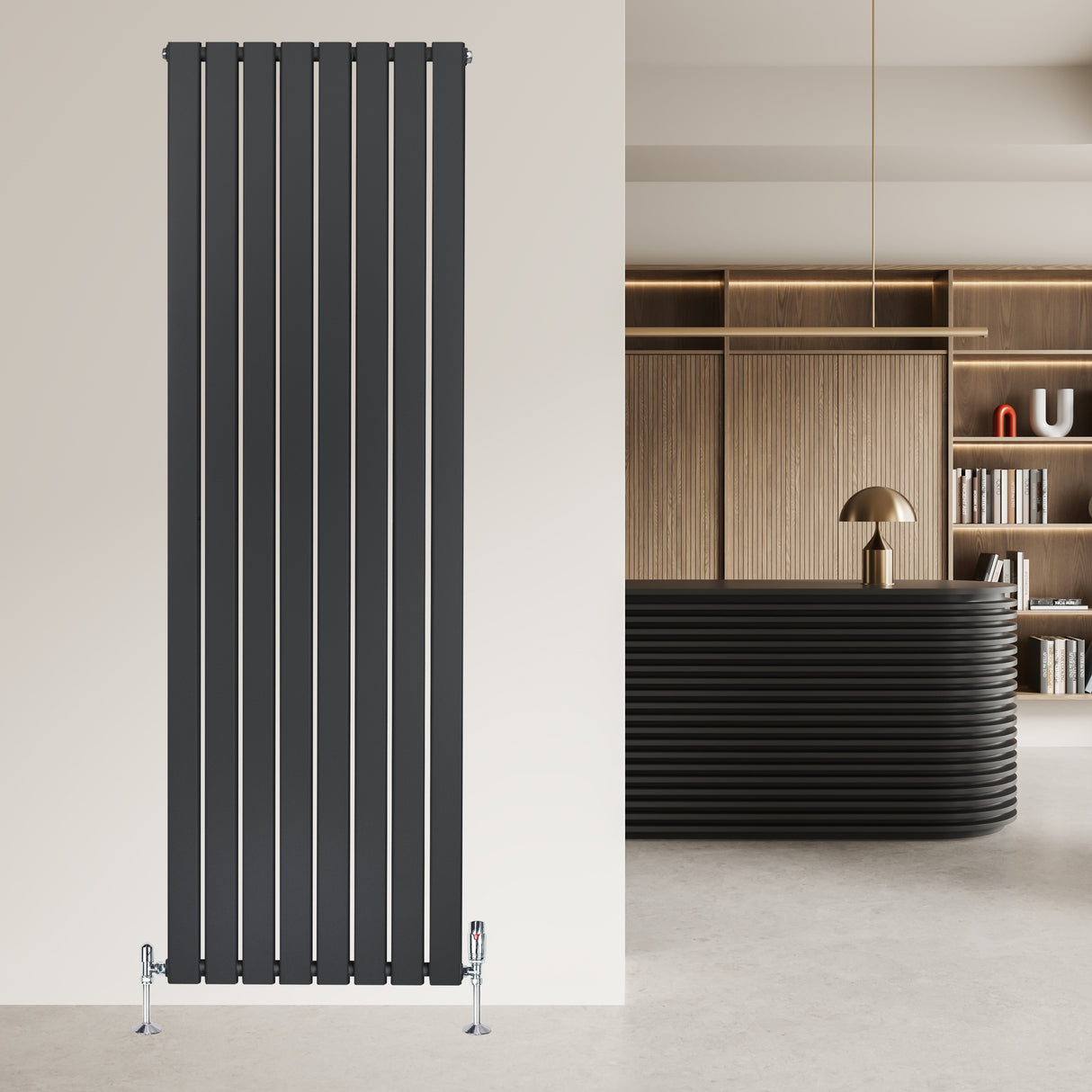 Radiateur plat gris anthracite à 1 panneau, design moderne avec des lignes verticales, installé contre un mur clair dans un intérieur contemporain