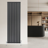 Radiateur plat gris anthracite à 1 panneau, design moderne avec des lignes verticales, installé contre un mur clair dans un intérieur contemporain