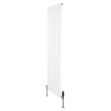 Radiateur plat blanc à un panneau, dimensions 1800 x 560 mm, avec vannes modernes et finition lisse, idéal pour un intérieur contemporain