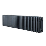 Radiateur traditionnel à 4 colonnes en gris anthracite, long et étroit, avec une texture lisse et des finitions soignées